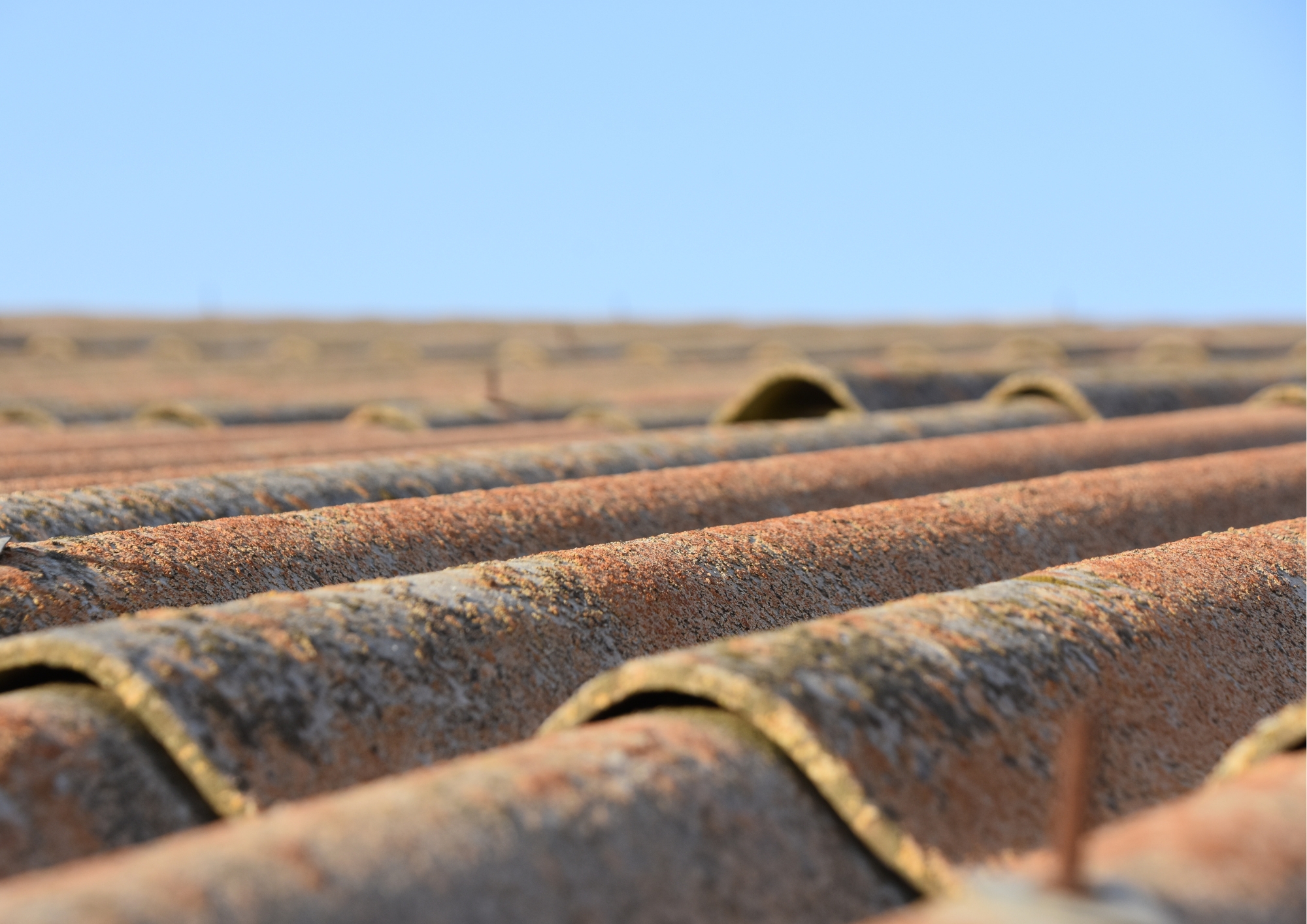 Asbestos roofing that has rust